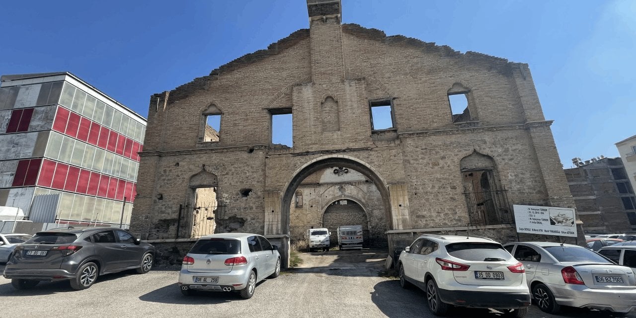 Elazığ’da Otopark Olarak Kullanılan Tarihi Ermeni Kilisesi Mühürlendi