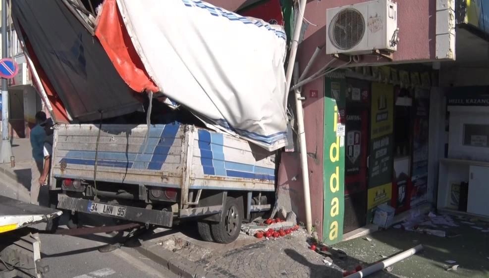 uskudarda kaza kamyonet is yerine girdi PP5f9YvP