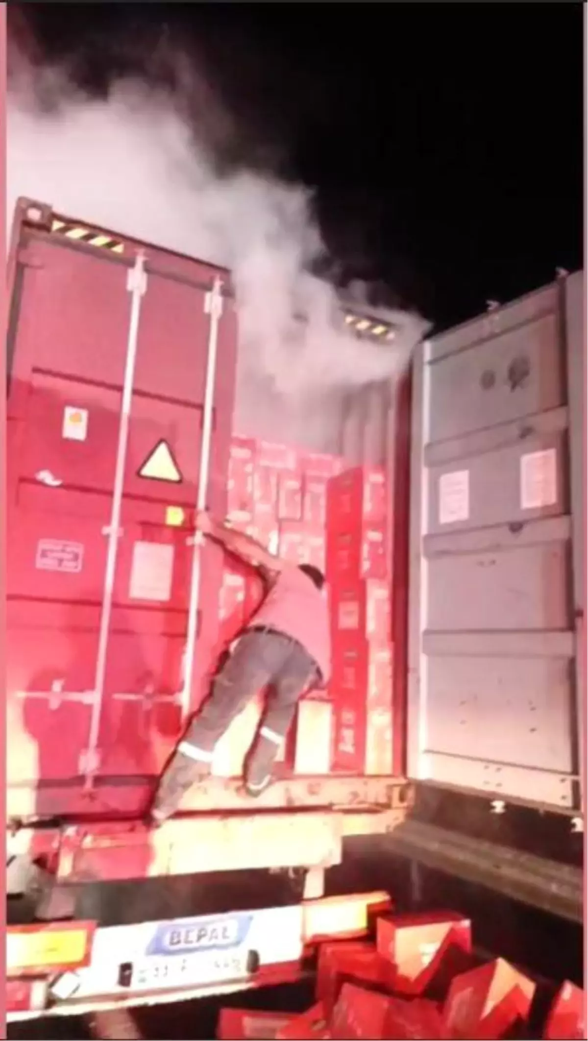 duzicinde makarna yuklu tir yangini AHNx3iqq.jpg