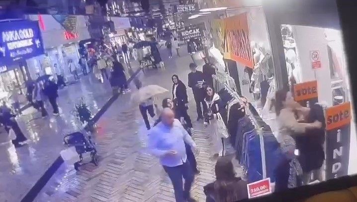 etek giyen universite ogrencisine saldiri gozaltina alindi IeyIqccK