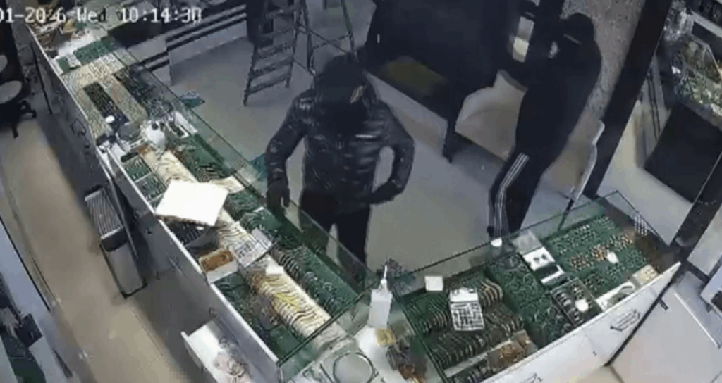 basaksehirde-film-sahnesi-gibi-kuyumcuya-soygunu-Q6ehi8N5