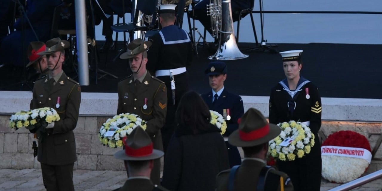 Çanakkale Savaşları’nın 111. Yılı Anısına Anzaklar ‘Şafak Ayini’ ile Anıldı