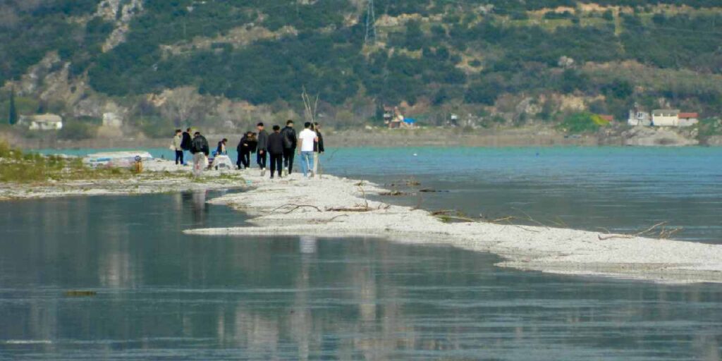 iki-yani-suyla-cevrili-kendiliginden-olusan-yol-gorenleri-sasirtti-QgEjFsqp