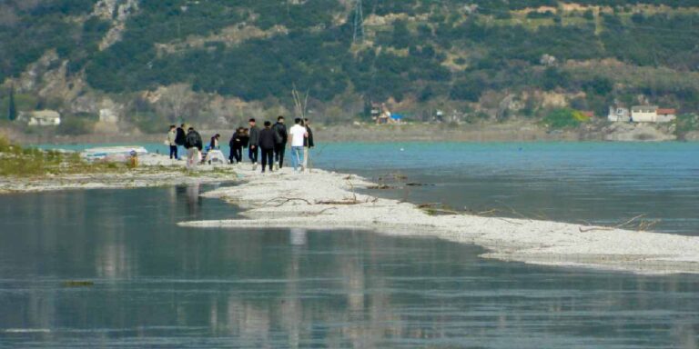 iki-yani-suyla-cevrili-kendiliginden-olusan-yol-gorenleri-sasirtti-QgEjFsqp