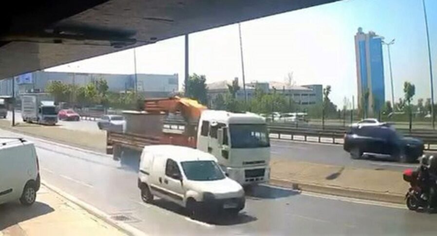 Avcılar’da TIR’ın Çarptığı Motosiklet Kazasında İki Kişi Yaralandı